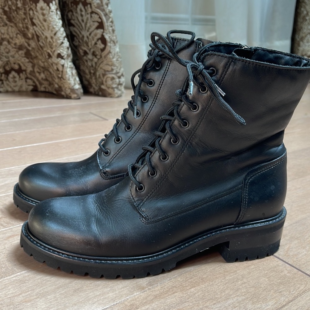 La Canadienne black lace up with zipper ankle boots. Sz 8